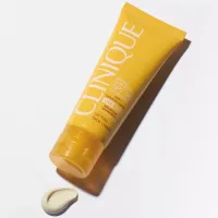 کلینیک - کرم ضد آفتاب کلینیک بی رنگ spf40 بدون چربی